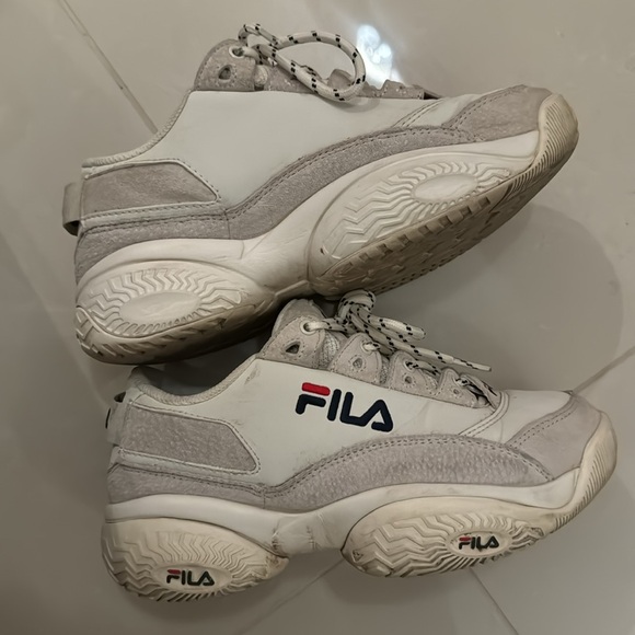 Fila women’s sneakers size 5 (fits like 5.5-6) - Picture 2 of 2